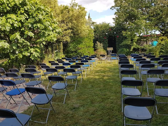 Chaises alignées dans le jardin pour une cérémonie en plein air