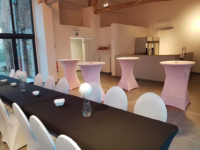 Tables hautes rose poudré et longues tables noires